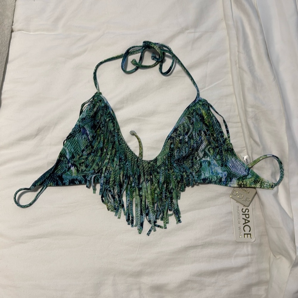 Brand new w/tags amazing color and details bikini top!
Size D cup!